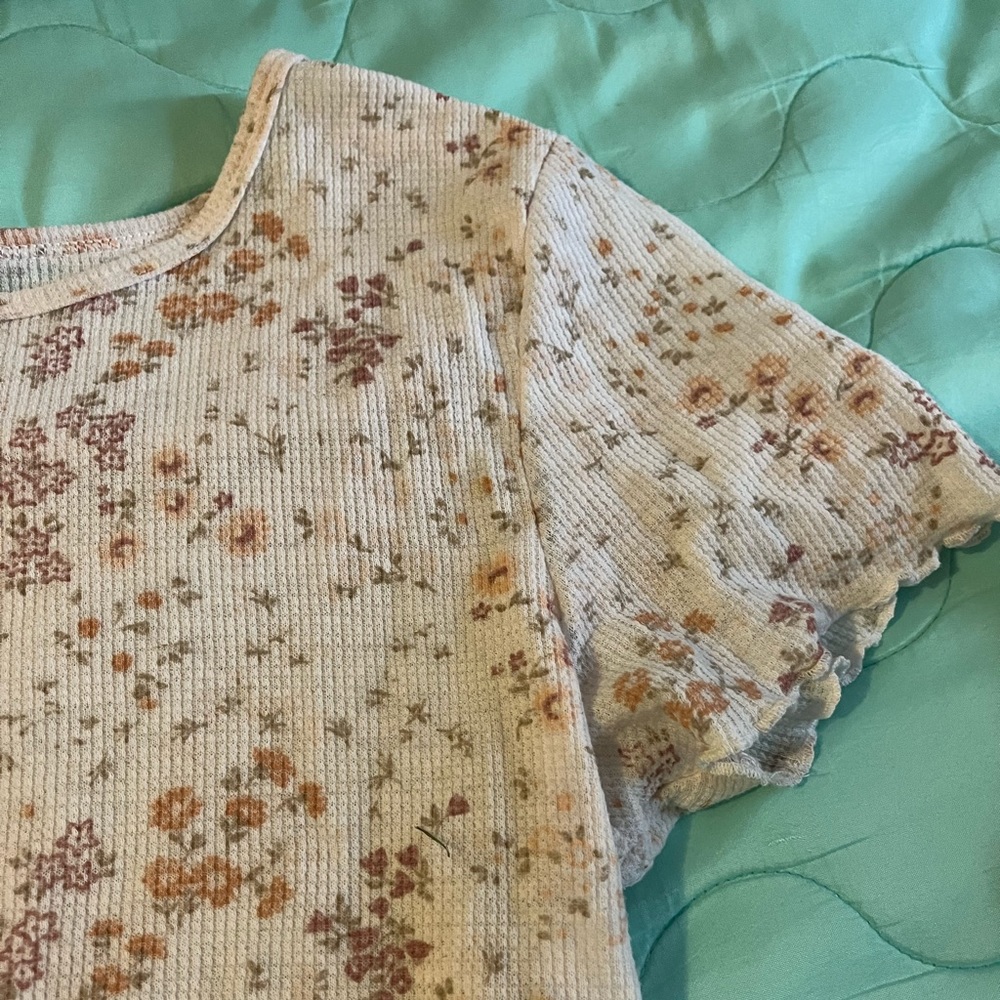 AMERICAN EAGLE BABY TEE SIZE MEDIUM (runs small)
